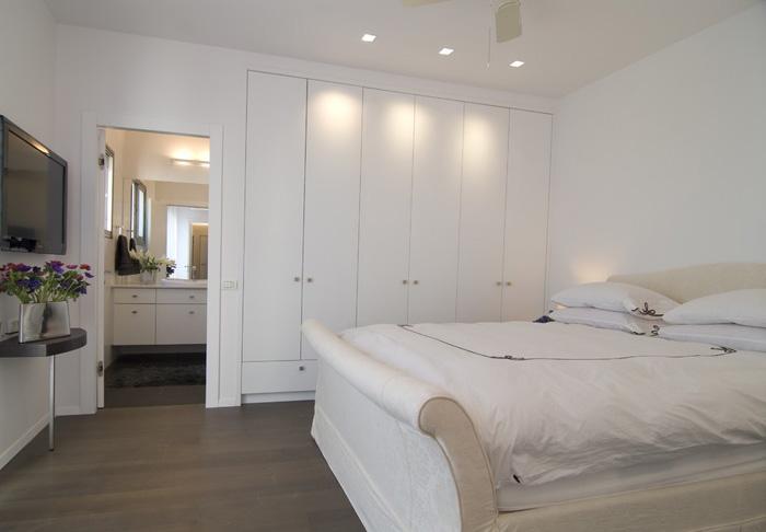 卧室别装推拉门衣柜了，现在都流行这样装，美观既耐用！