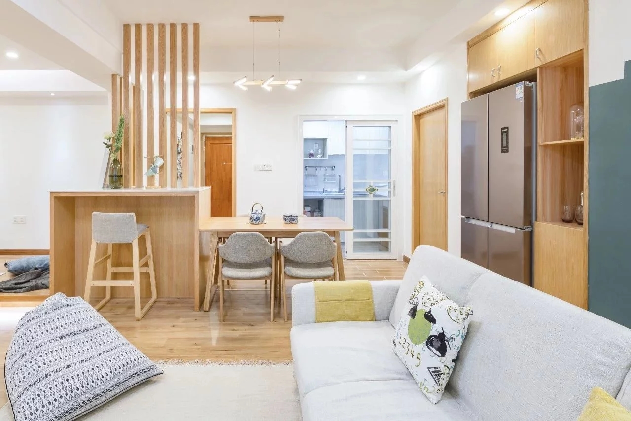 全屋白色与原木色装饰，极简原木风的设计效果太养眼！