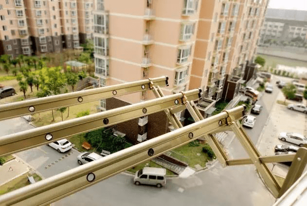 中国匠心品牌，福晶板材，阳台与客厅