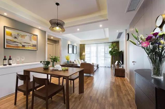 如果选用现代简约风格装修三房两厅住宅，能够做出怎样的效果，今天福晶板材小福就带你看看，绝对惊艳你的双眼！居所整体以高级灰为主基调，搭配造型简洁、自然的家具及跳色的软装配饰，整体营造出一种灵活、包容性极强空间氛围。